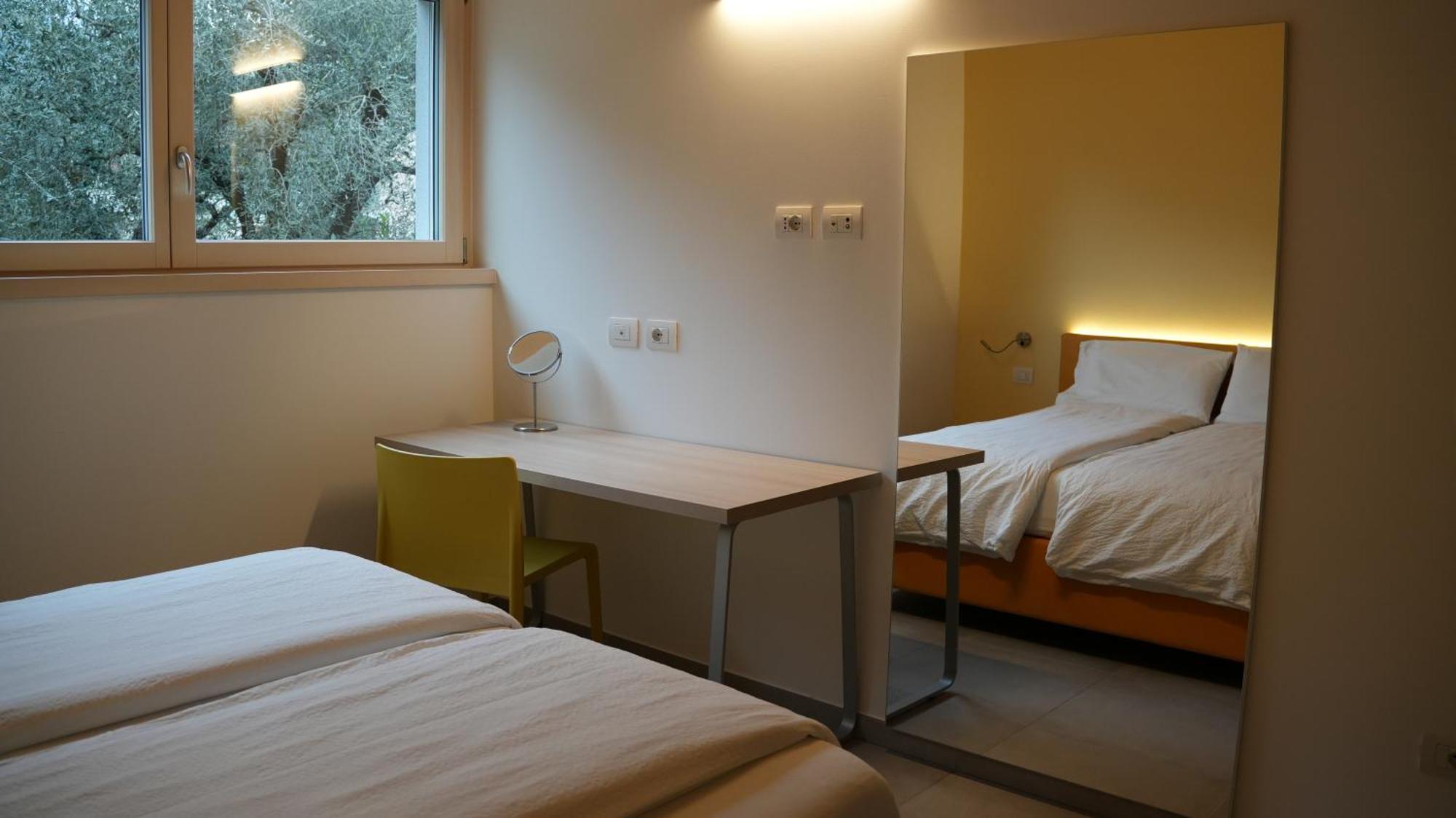 ريفا ديل غاردا Casa Maria Apartments الغرفة الصورة